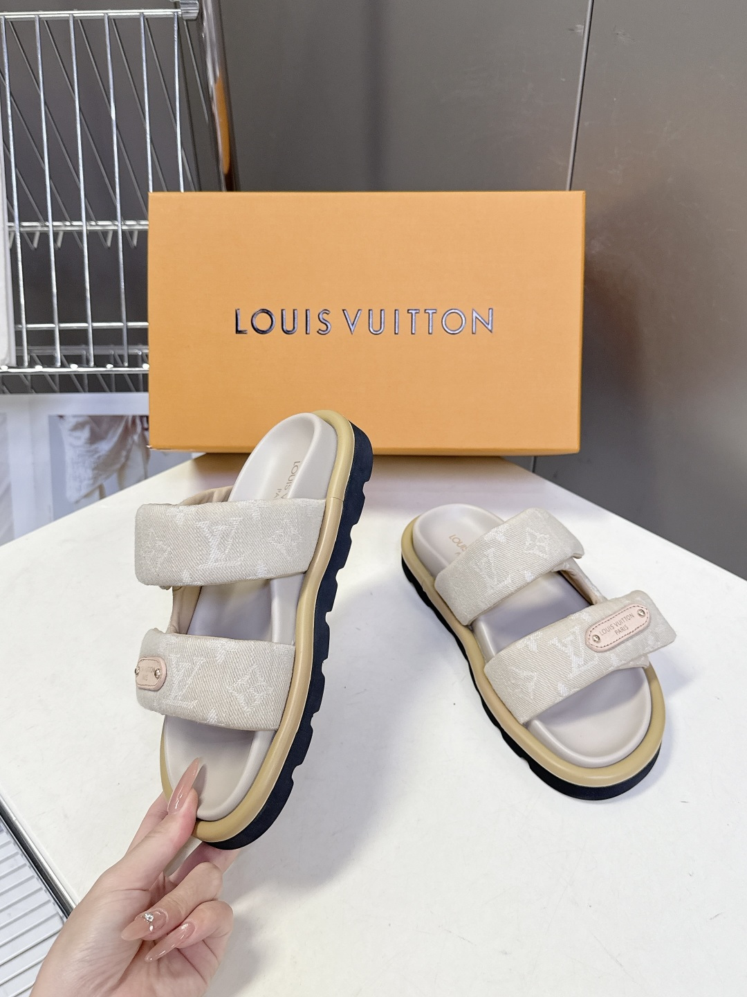 Louis Vuitton Louis Vuitton路易威登春夏最新 魔术贴老花凉拖