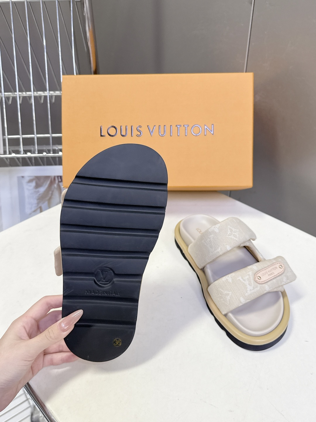 Louis Vuitton路易威登春夏最新情侣款魔术贴老花凉拖超多明星网红种草 鞋身采用LV标志性的Mo