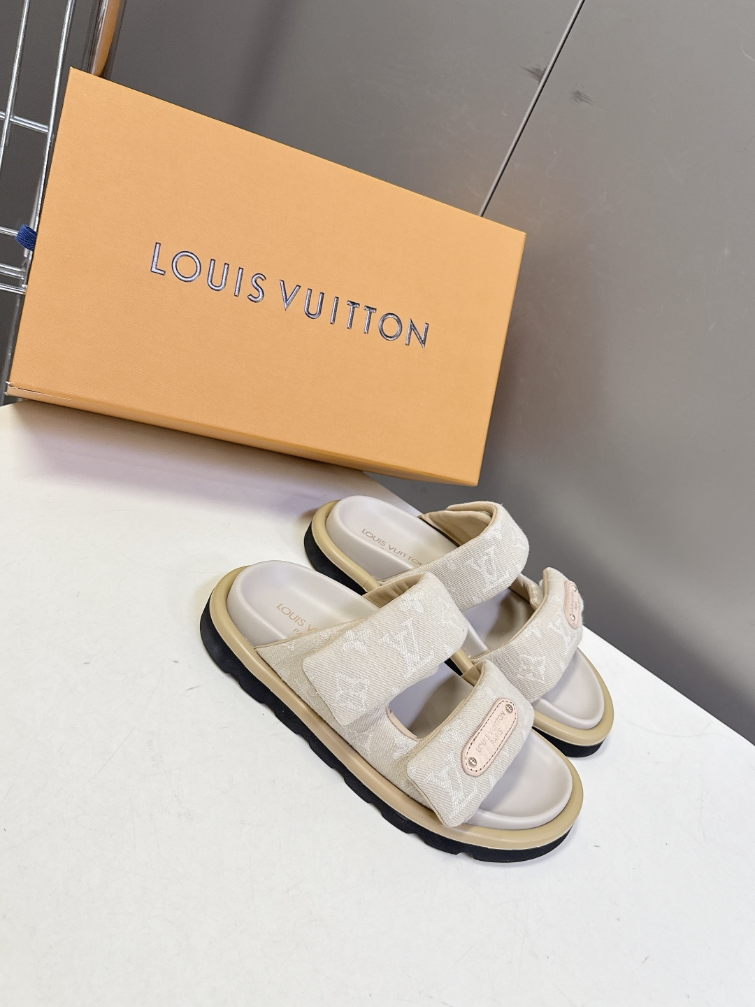 Louis Vuitton Louis Vuitton路易威登春夏最新 魔术贴老花凉拖