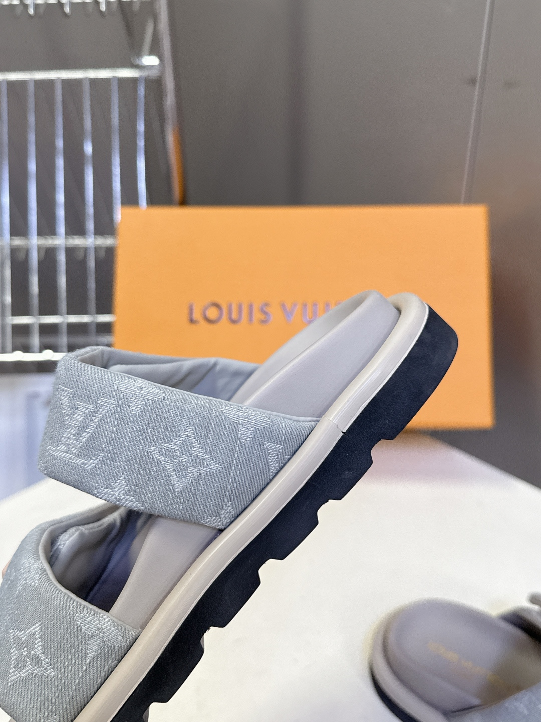 Louis Vuitton路易威登春夏最新情侣款魔术贴老花凉拖超多明星网红种草 鞋身采用LV标志性的Mo