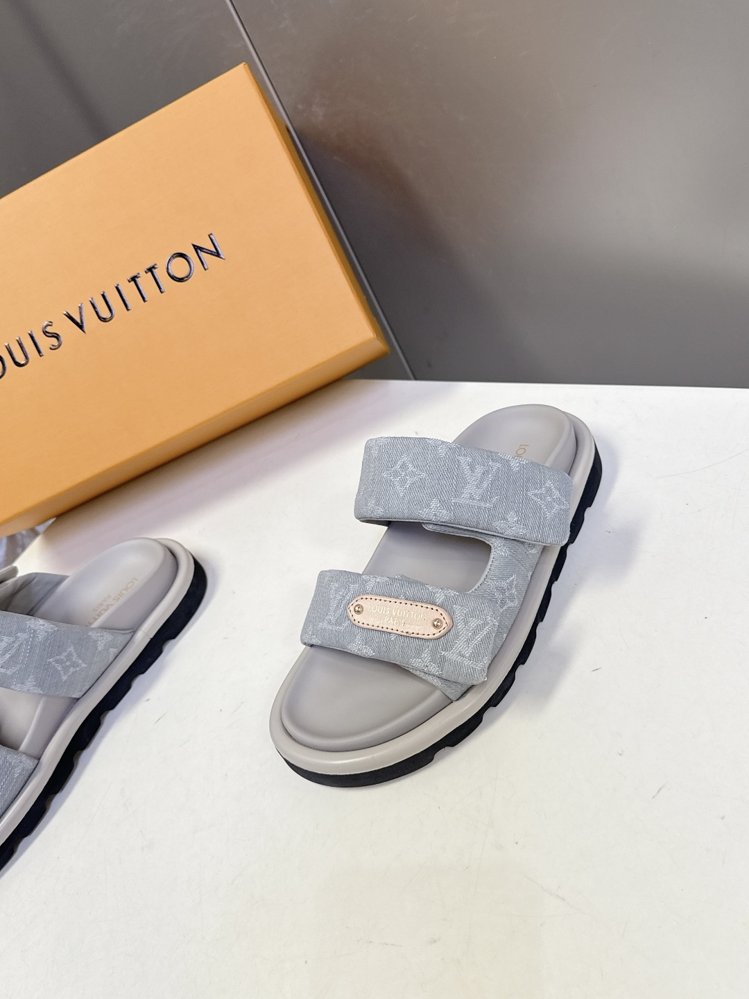 Louis Vuitton Louis Vuitton路易威登春夏最新 魔术贴老花凉拖