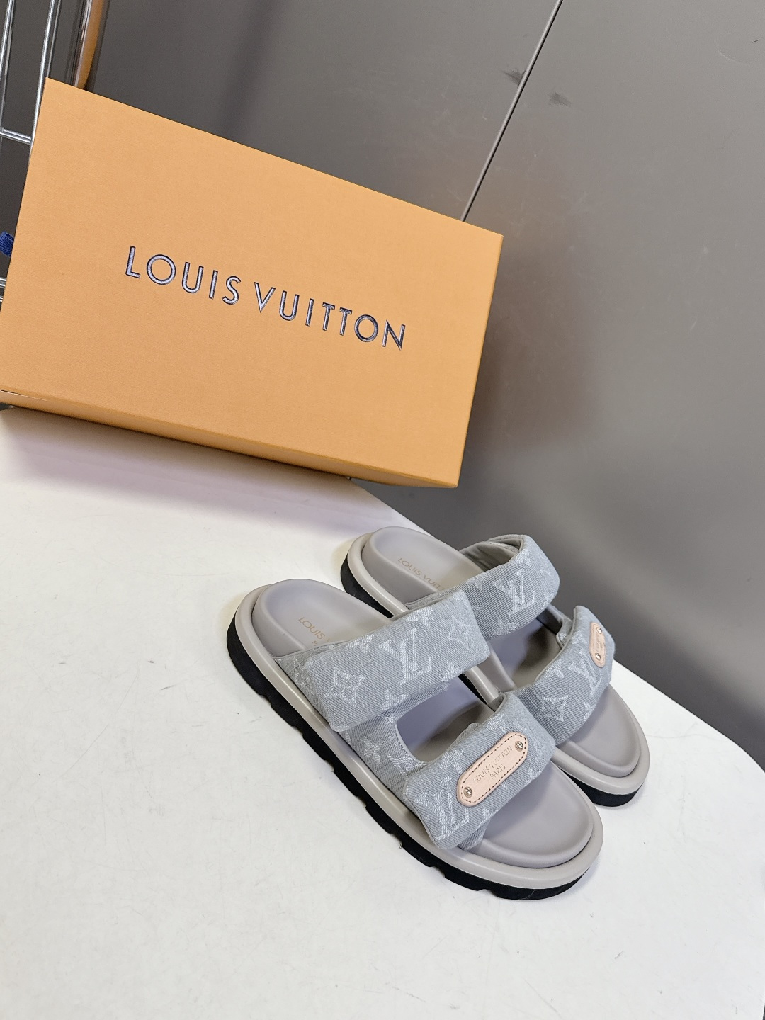 Louis Vuitton Louis Vuitton路易威登春夏最新 魔术贴老花凉拖