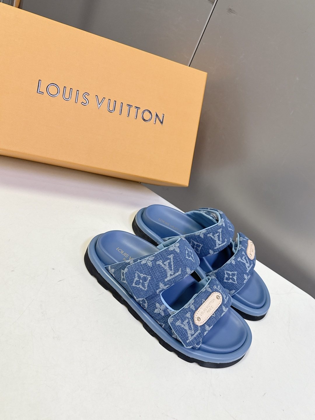 Louis Vuitton Louis Vuitton路易威登春夏最新 魔术贴老花凉拖