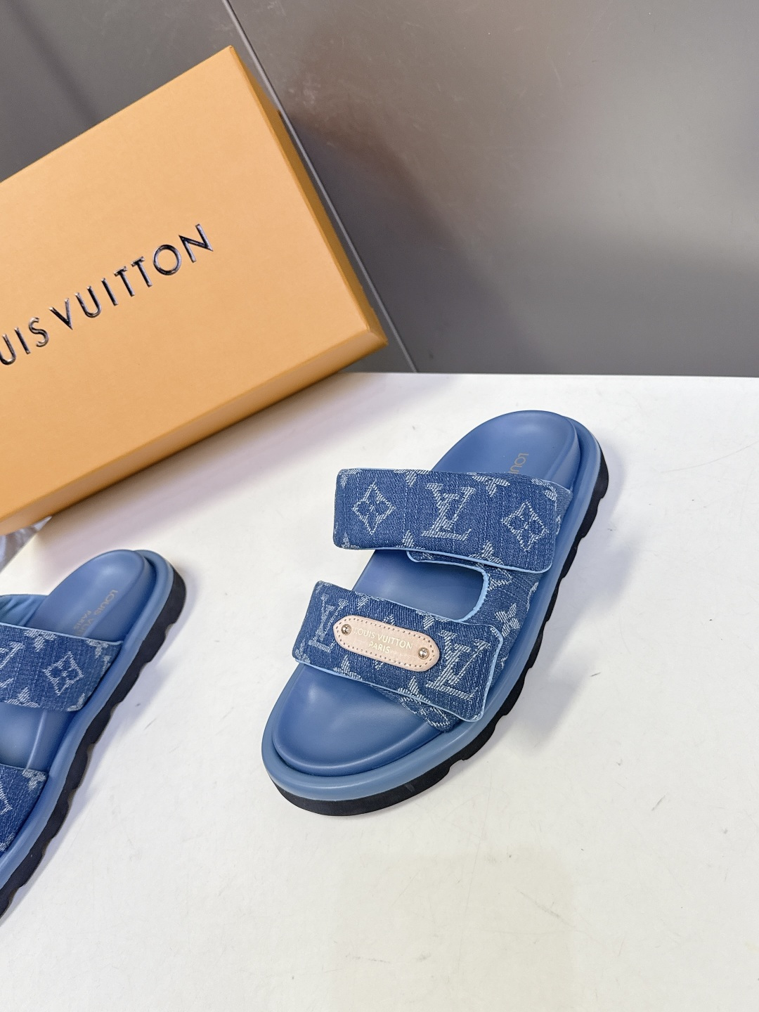 Louis Vuitton Louis Vuitton路易威登春夏最新 魔术贴老花凉拖