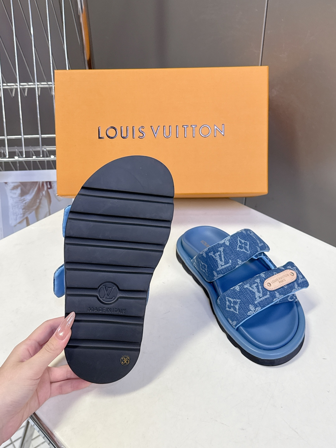 Louis Vuitton路易威登春夏最新情侣款魔术贴老花凉拖超多明星网红种草 鞋身采用LV标志性的Mo
