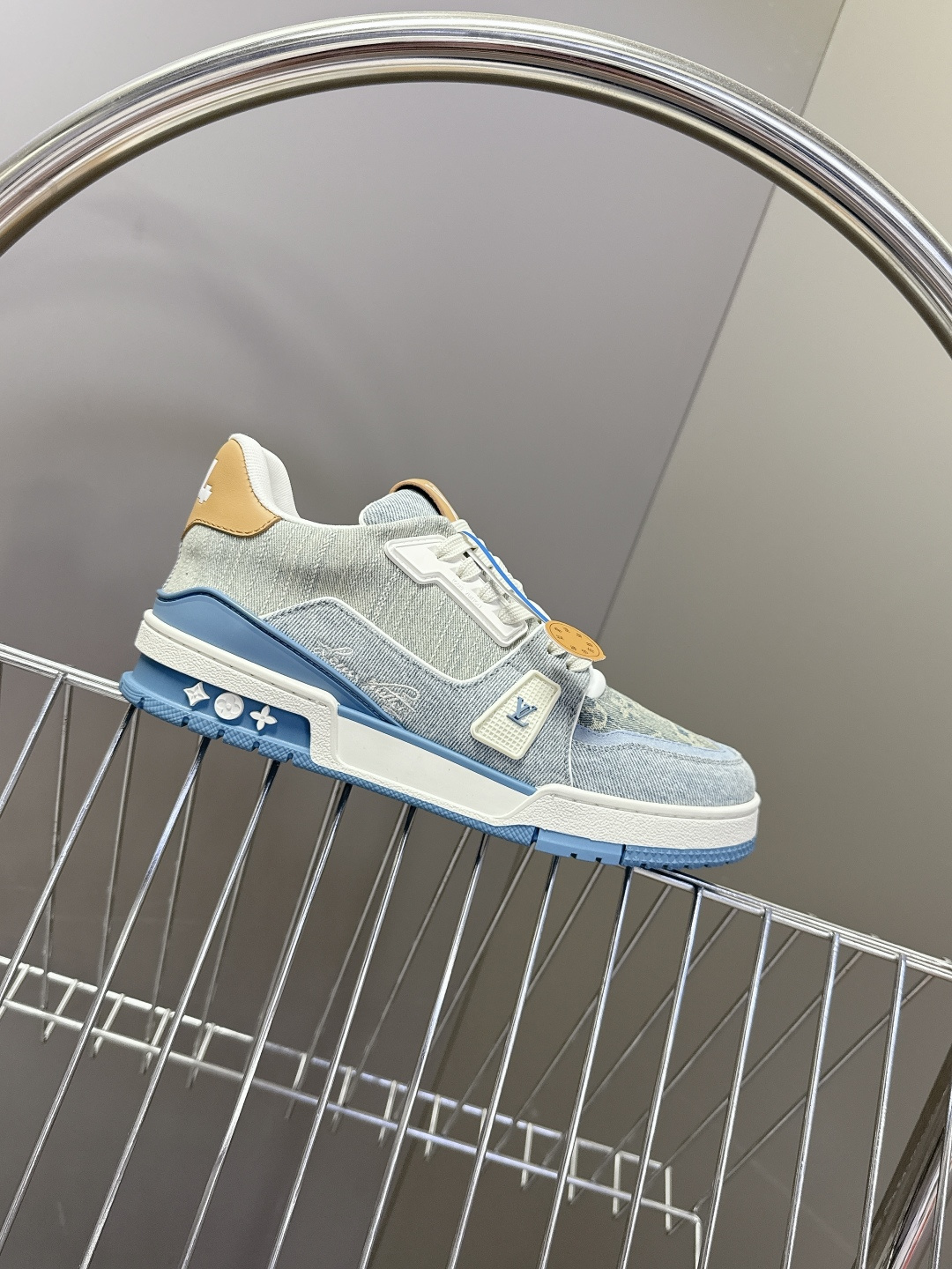 Louis Vuitton路易威登经典Trainer 系列运动鞋超多明星网红种草 鞋身以复古篮球鞋为灵感