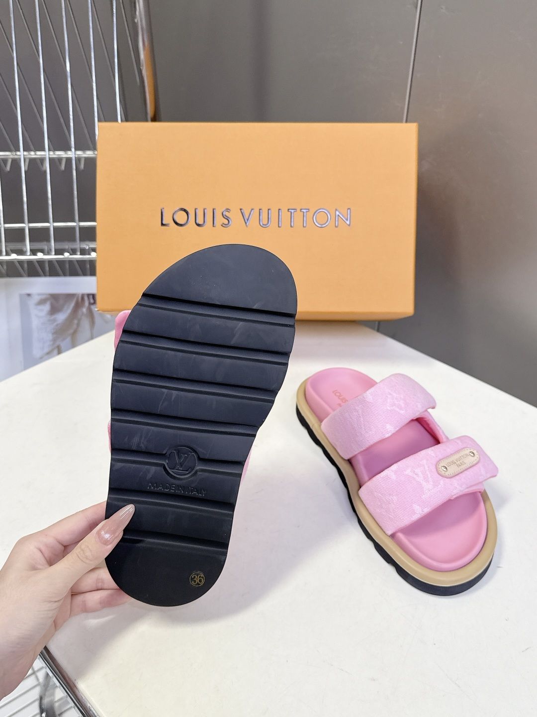 Louis Vuitton路易威登春夏最新情侣款魔术贴老花凉拖超多明星网红种草 鞋身采用LV标志性的Mo