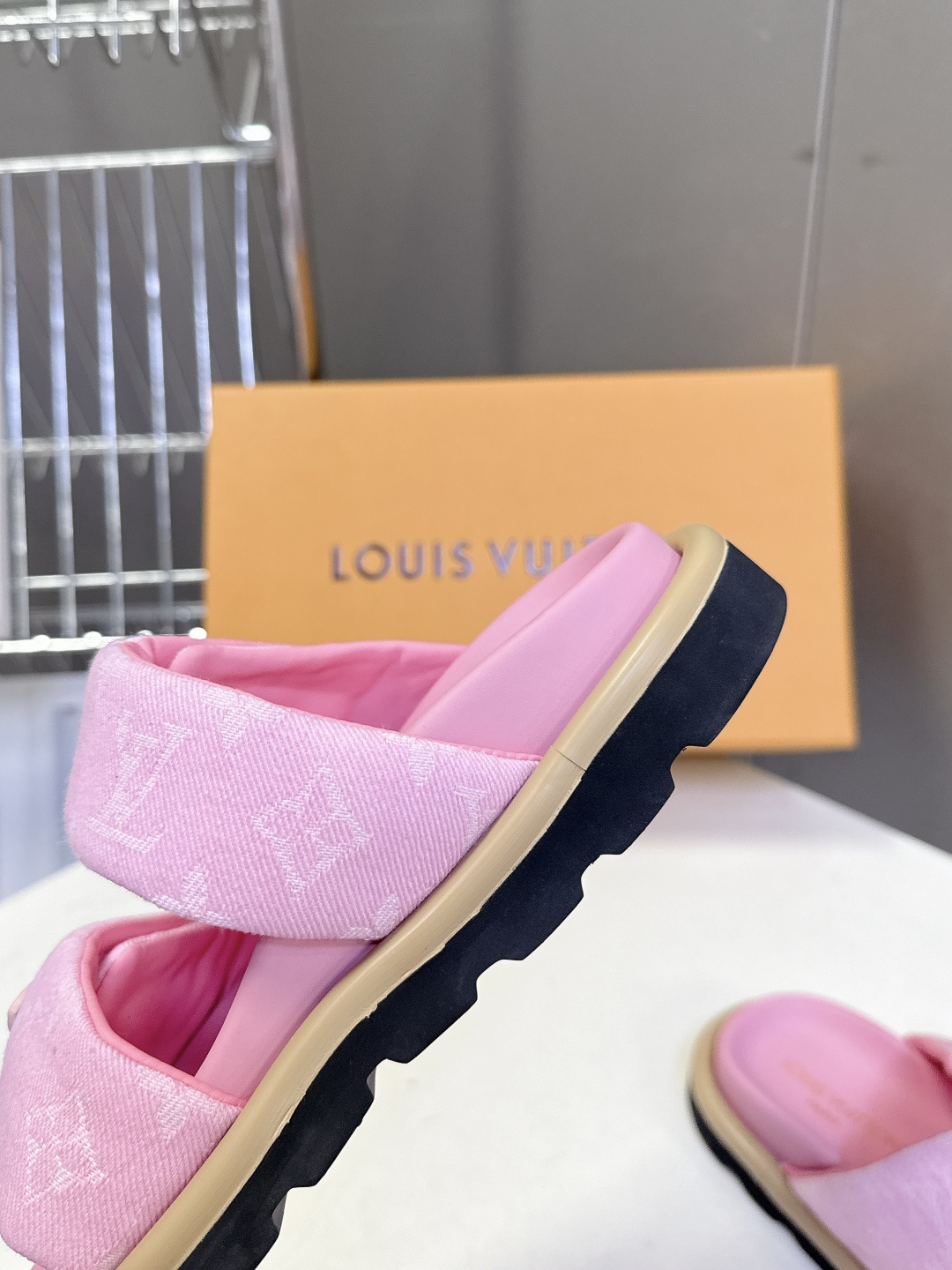 Louis Vuitton路易威登春夏最新情侣款魔术贴老花凉拖超多明星网红种草 鞋身采用LV标志性的Mo