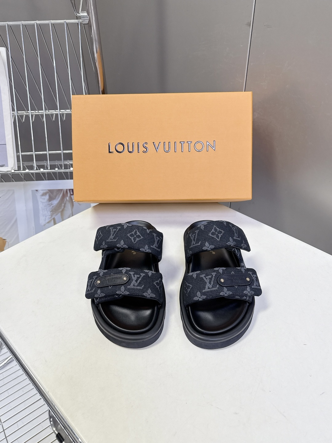 Louis Vuitton Louis Vuitton路易威登春夏最新 魔术贴老花凉拖