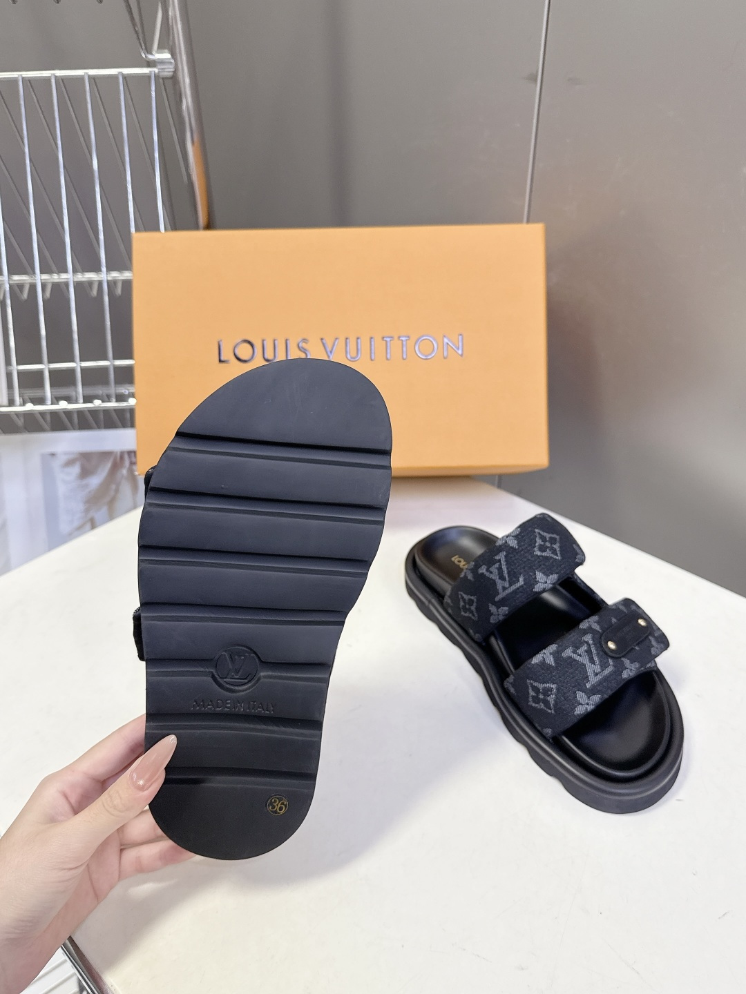 Louis Vuitton路易威登春夏最新情侣款魔术贴老花凉拖超多明星网红种草 鞋身采用LV标志性的Mo