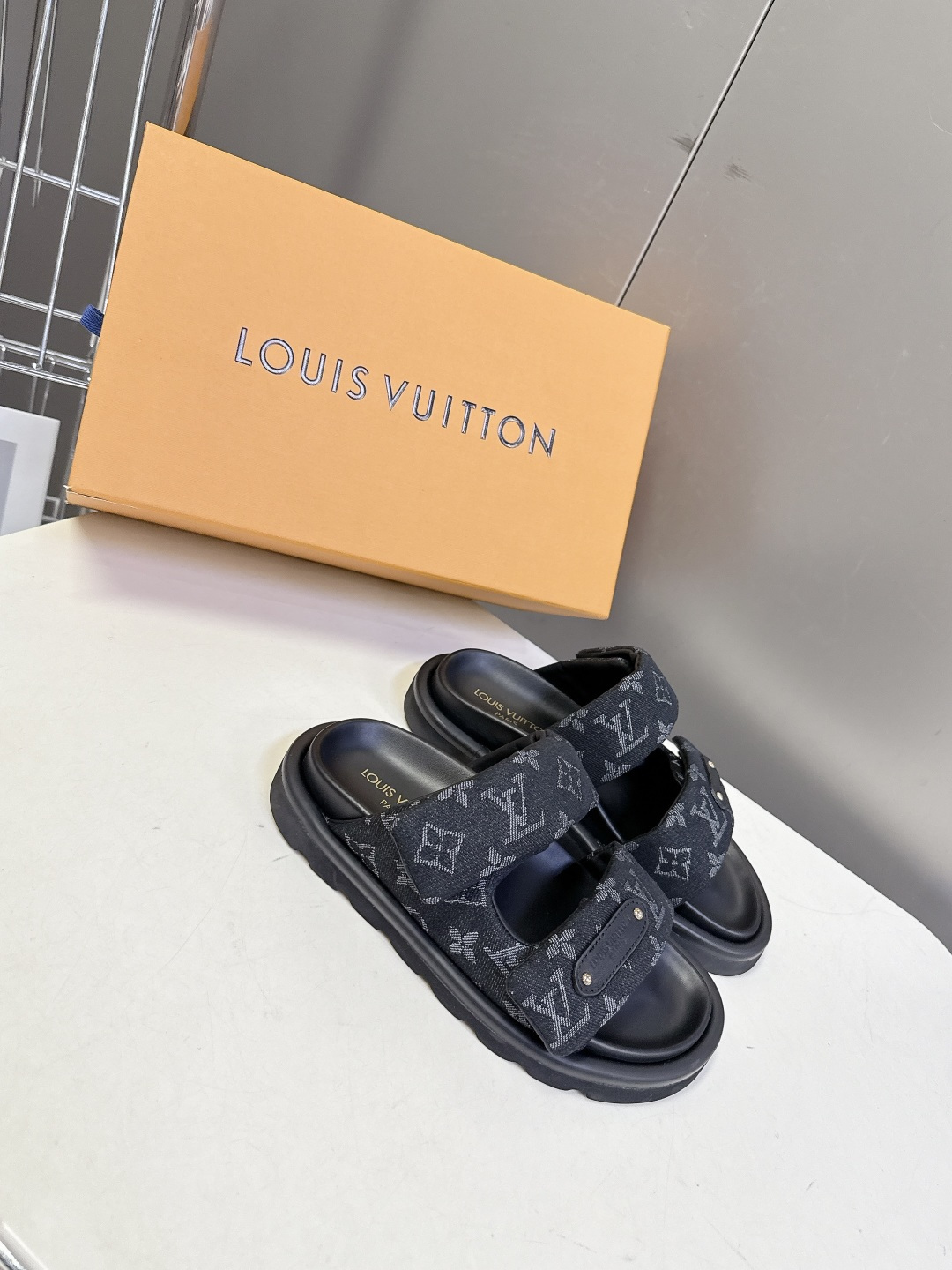Louis Vuitton Louis Vuitton路易威登春夏最新 魔术贴老花凉拖