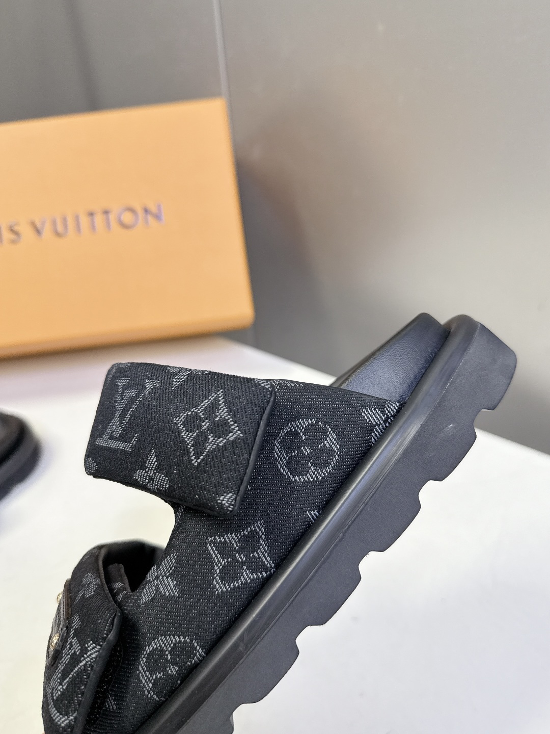 Louis Vuitton路易威登春夏最新情侣款魔术贴老花凉拖超多明星网红种草 鞋身采用LV标志性的Mo