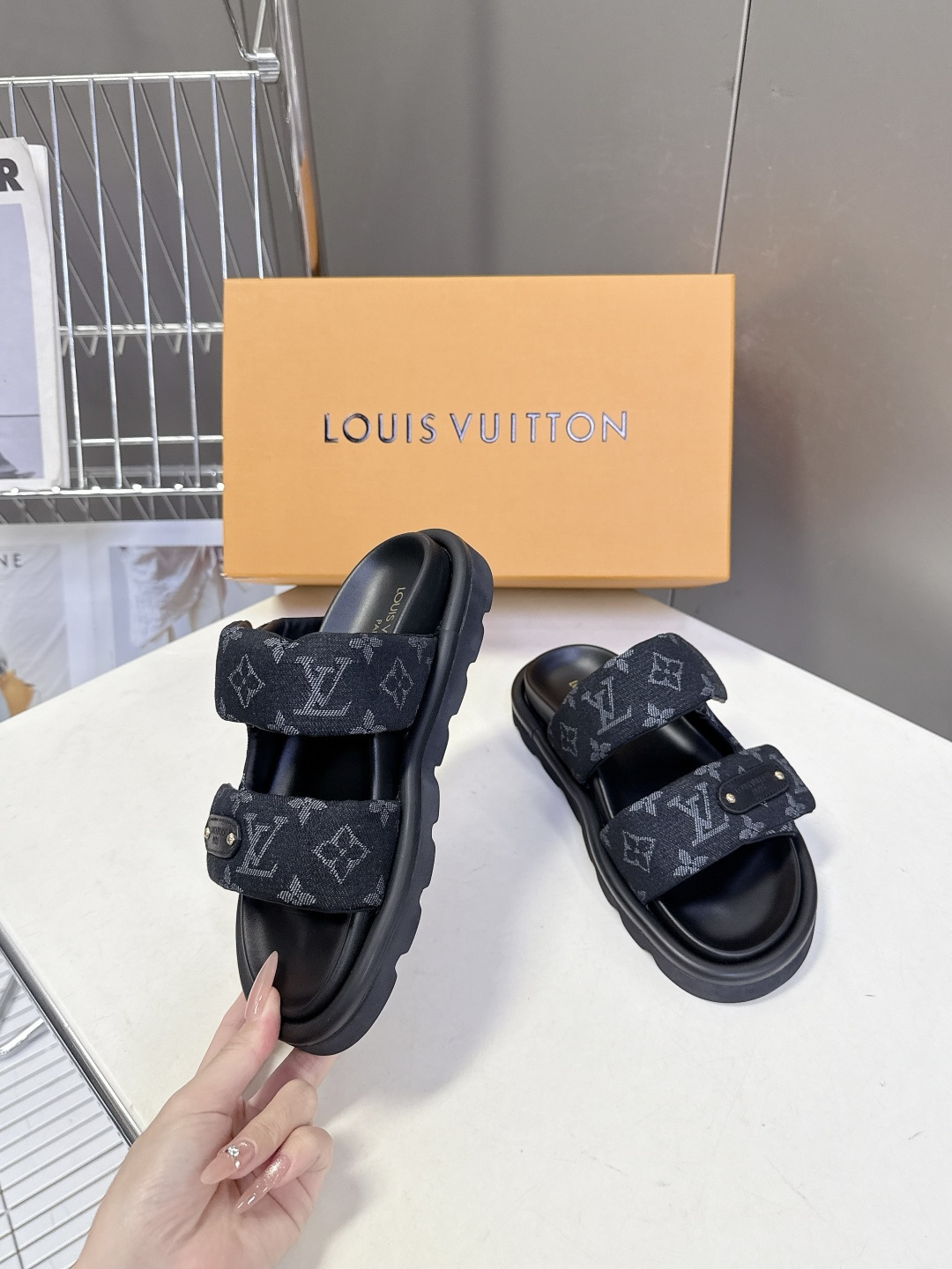 Louis Vuitton Louis Vuitton路易威登春夏最新 魔术贴老花凉拖