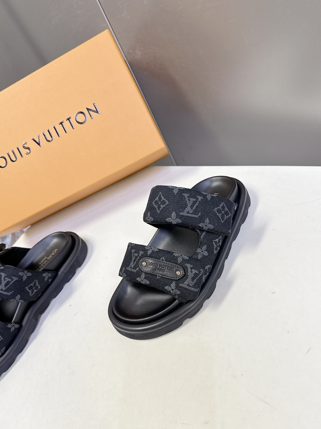 Louis Vuitton Louis Vuitton路易威登春夏最新 魔术贴老花凉拖