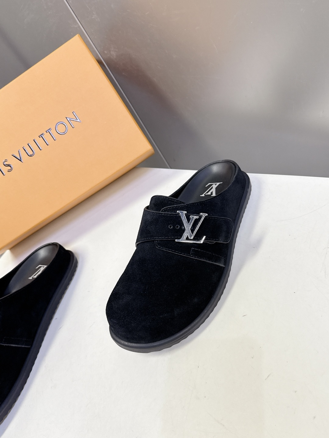 Louis Vuitton Louis Vuitton路易威登春夏最新款麂皮穆勒半拖