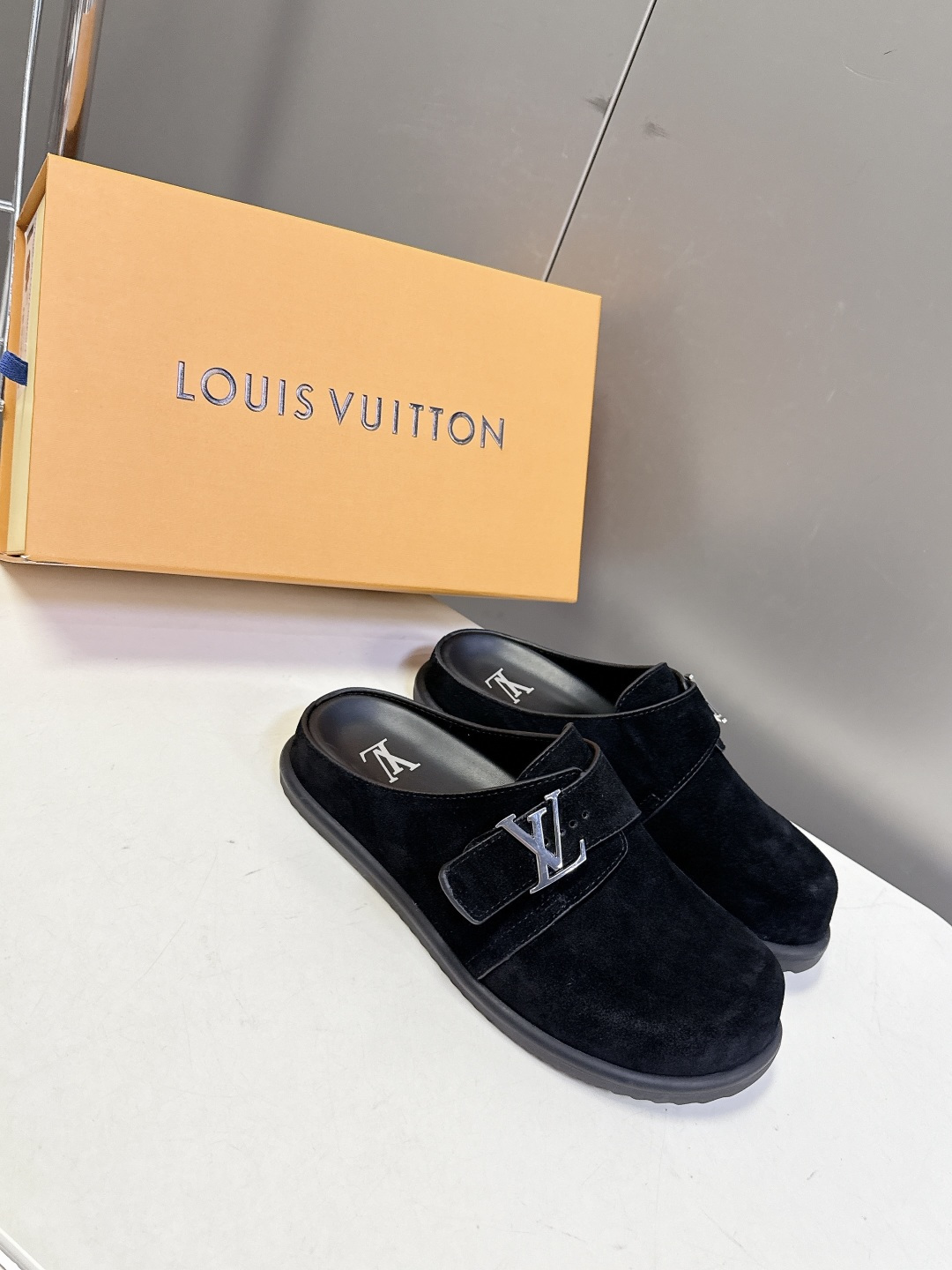 Louis Vuitton Louis Vuitton路易威登春夏最新款麂皮穆勒半拖