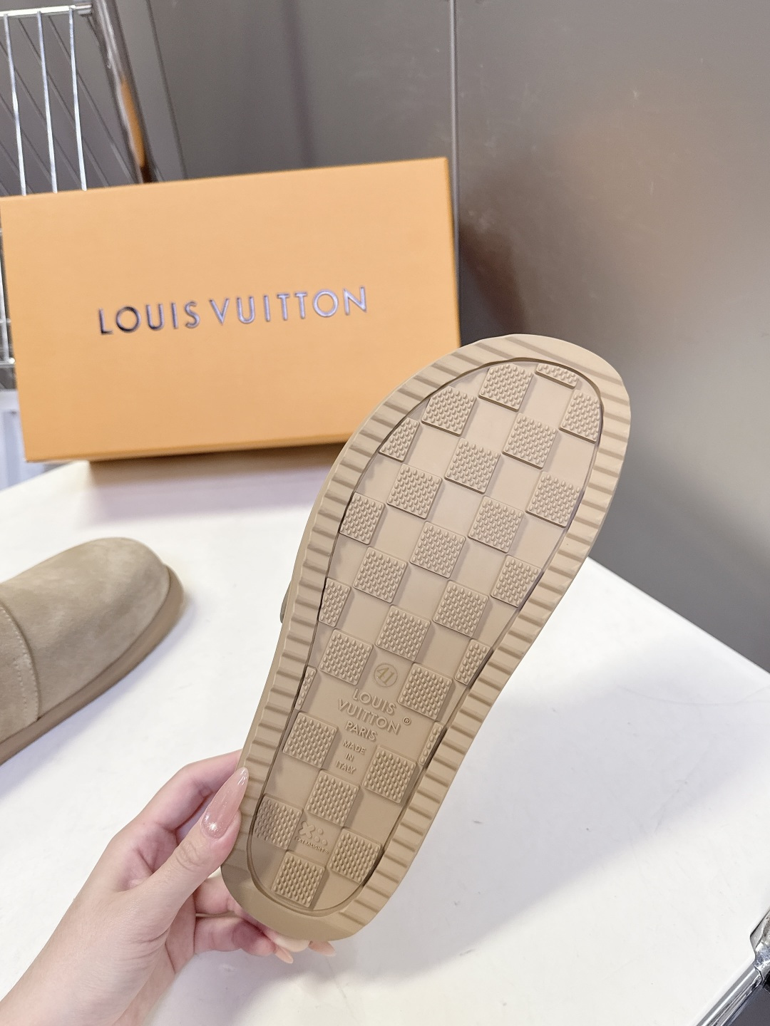 Louis Vuitton路易威登春夏最新款麂皮穆勒半拖超多明星网红种草 鞋身正面的金属LV字母搭扣是点