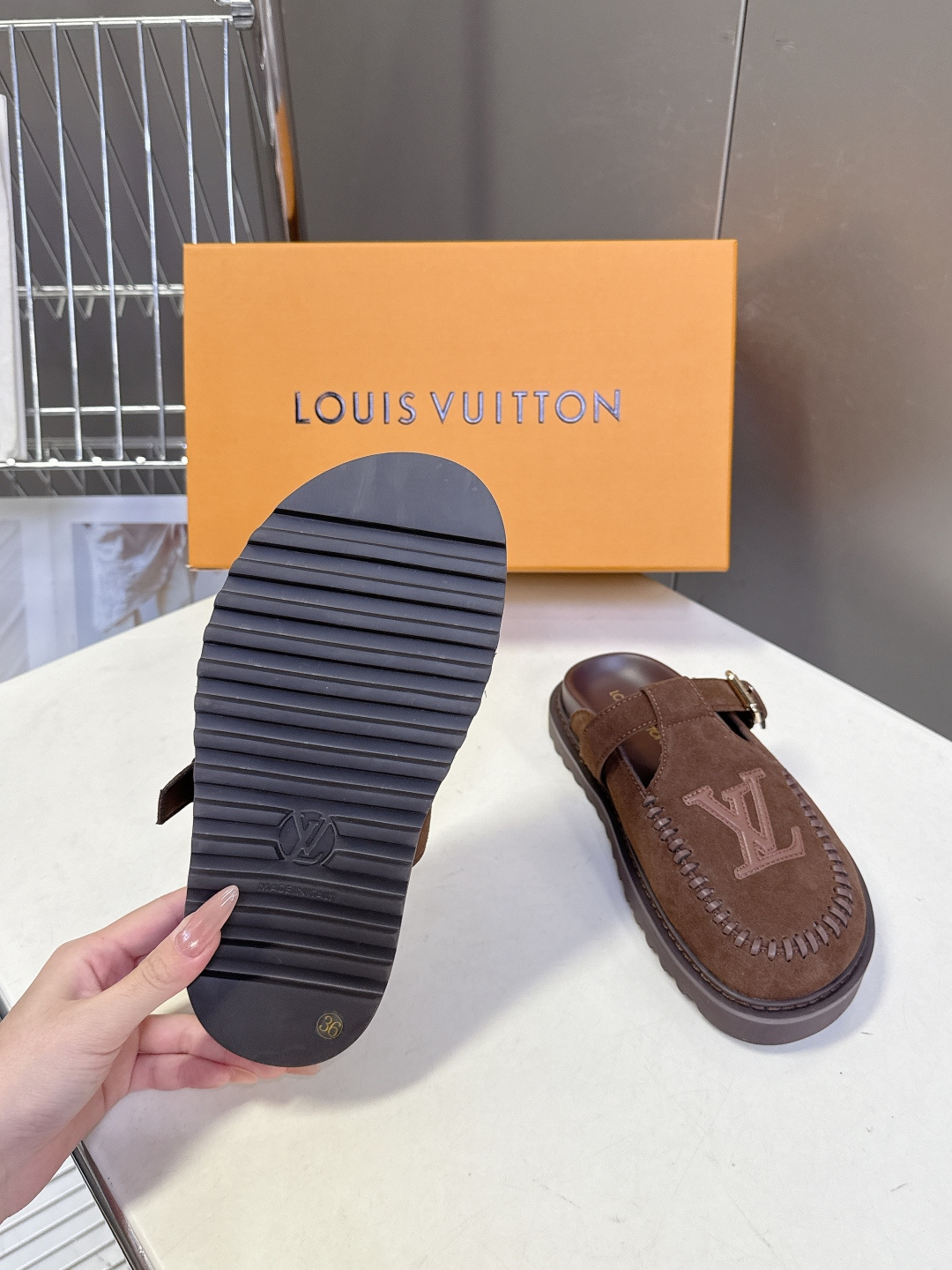 Louis Vuitton路易威登春夏最新款穆勒勃肯半拖超多明星网红种草 鞋头正面的刺绣LV字母Logo
