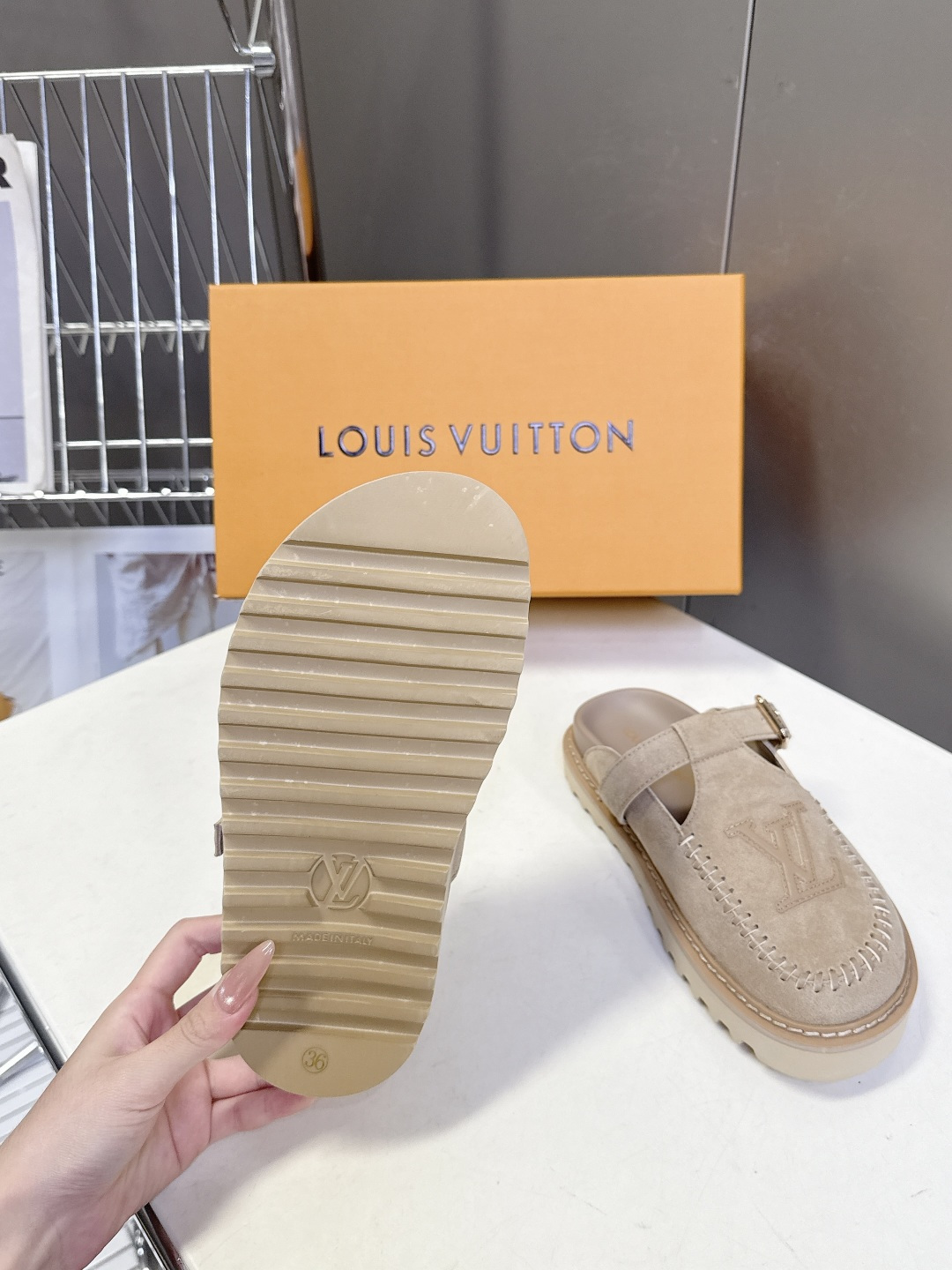 Louis Vuitton路易威登春夏最新款穆勒勃肯半拖超多明星网红种草 鞋头正面的刺绣LV字母Logo