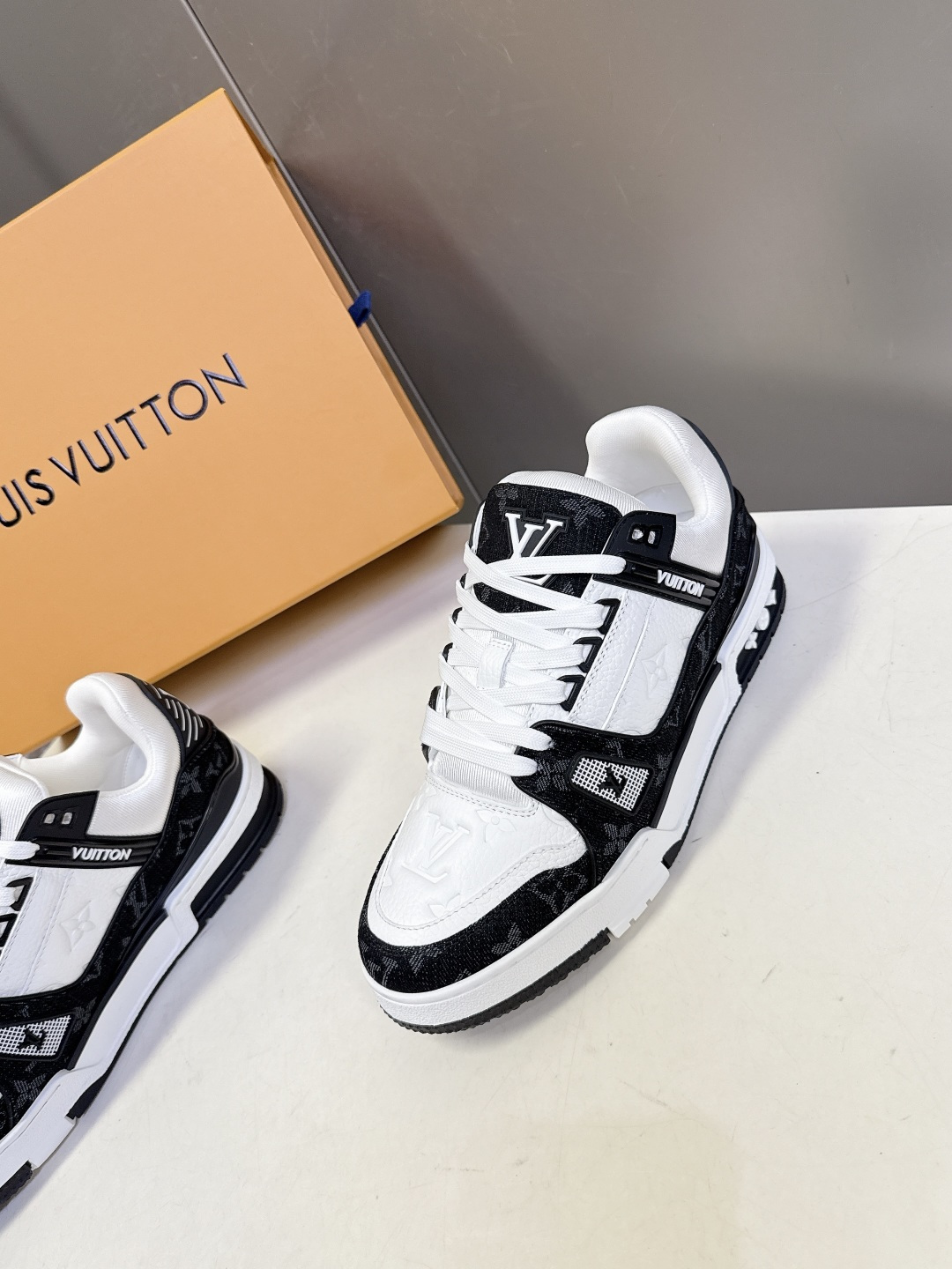 Louis Vuitton Louis Vuitton路易威登经典Trainer 系列运动鞋 超多明星 种草 鞋身以复古篮球鞋为灵感 融入了LV经典Monogram老花元素 鞋舌的LV字母