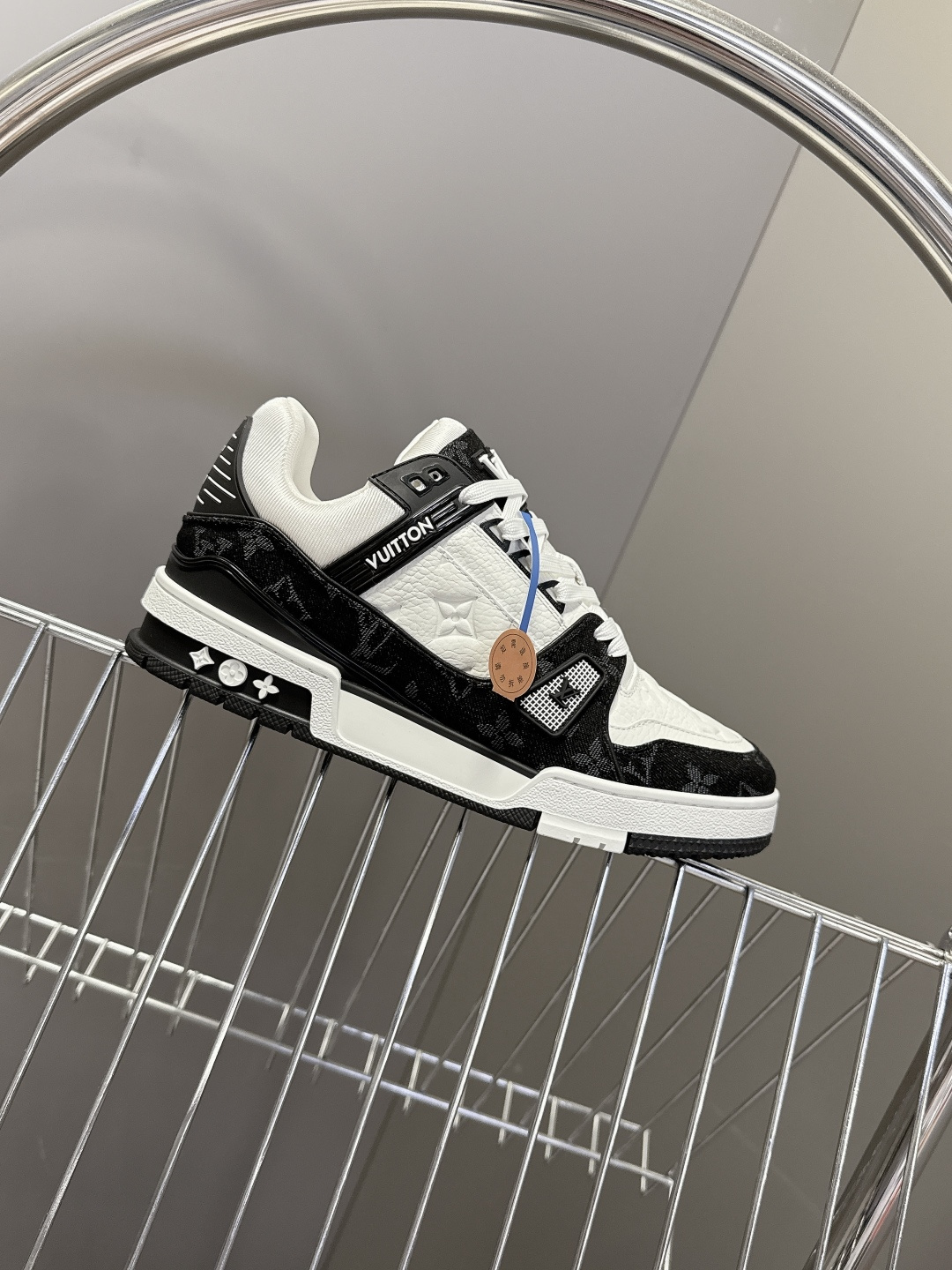 Louis Vuitton Louis Vuitton路易威登经典Trainer 系列运动鞋 超多明星 种草 鞋身以复古篮球鞋为灵感 融入了LV经典Monogram老花元素 鞋舌的LV字母