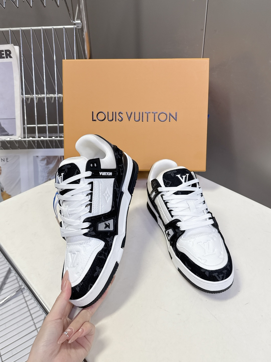 Louis Vuitton Louis Vuitton路易威登经典Trainer 系列运动鞋 超多明星 种草 鞋身以复古篮球鞋为灵感 融入了LV经典Monogram老花元素 鞋舌的LV字母