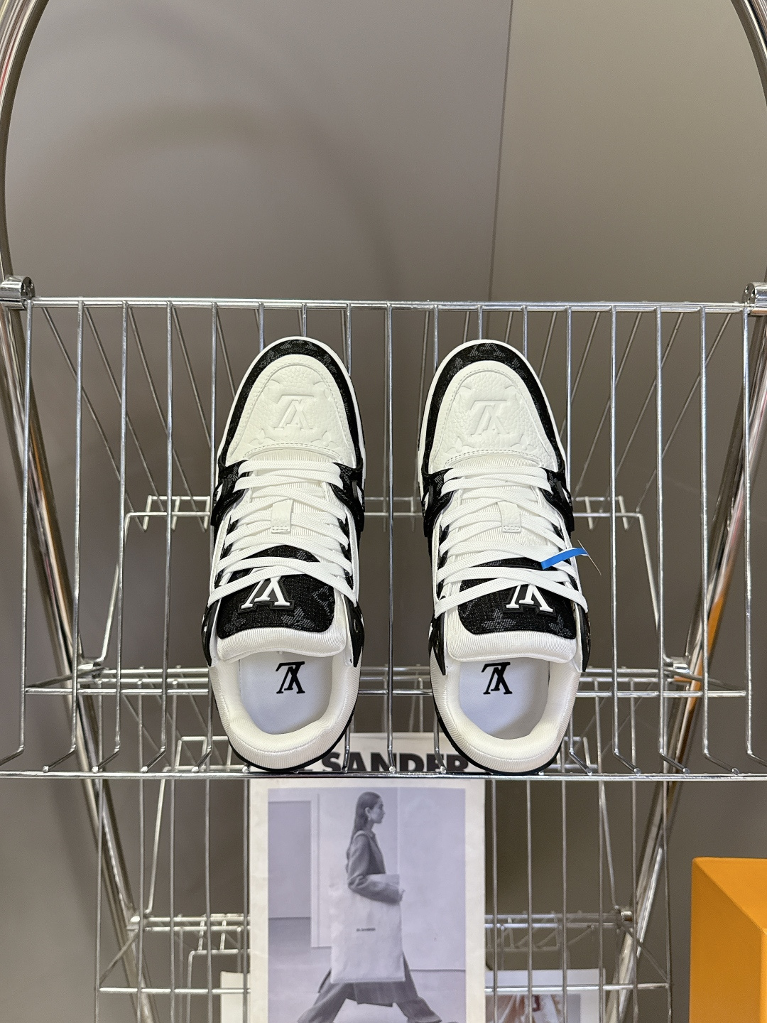 Louis Vuitton Louis Vuitton路易威登经典Trainer 系列运动鞋 超多明星 种草 鞋身以复古篮球鞋为灵感 融入了LV经典Monogram老花元素 鞋舌的LV字母
