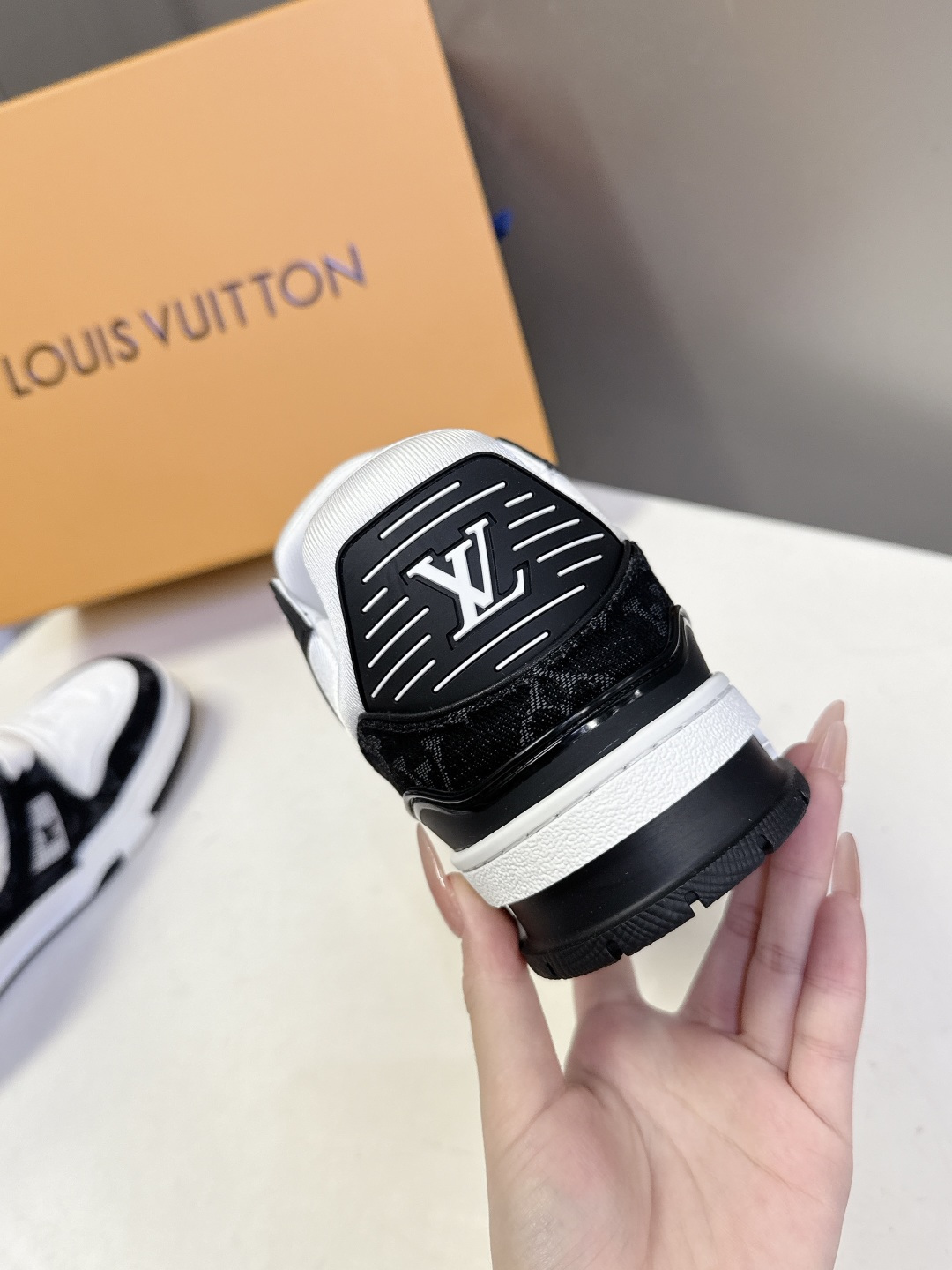 Louis Vuitton Louis Vuitton路易威登经典Trainer 系列运动鞋 超多明星 种草 鞋身以复古篮球鞋为灵感 融入了LV经典Monogram老花元素 鞋舌的LV字母