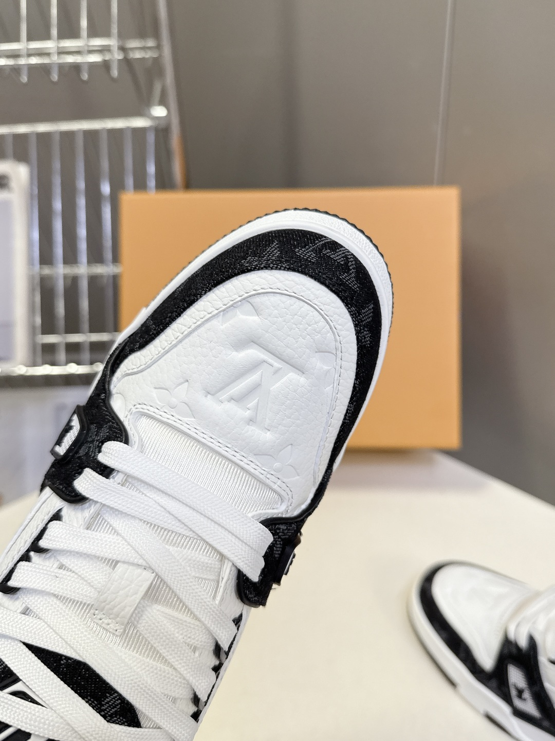 Louis Vuitton Louis Vuitton路易威登经典Trainer 系列运动鞋 超多明星 种草 鞋身以复古篮球鞋为灵感 融入了LV经典Monogram老花元素 鞋舌的LV字母