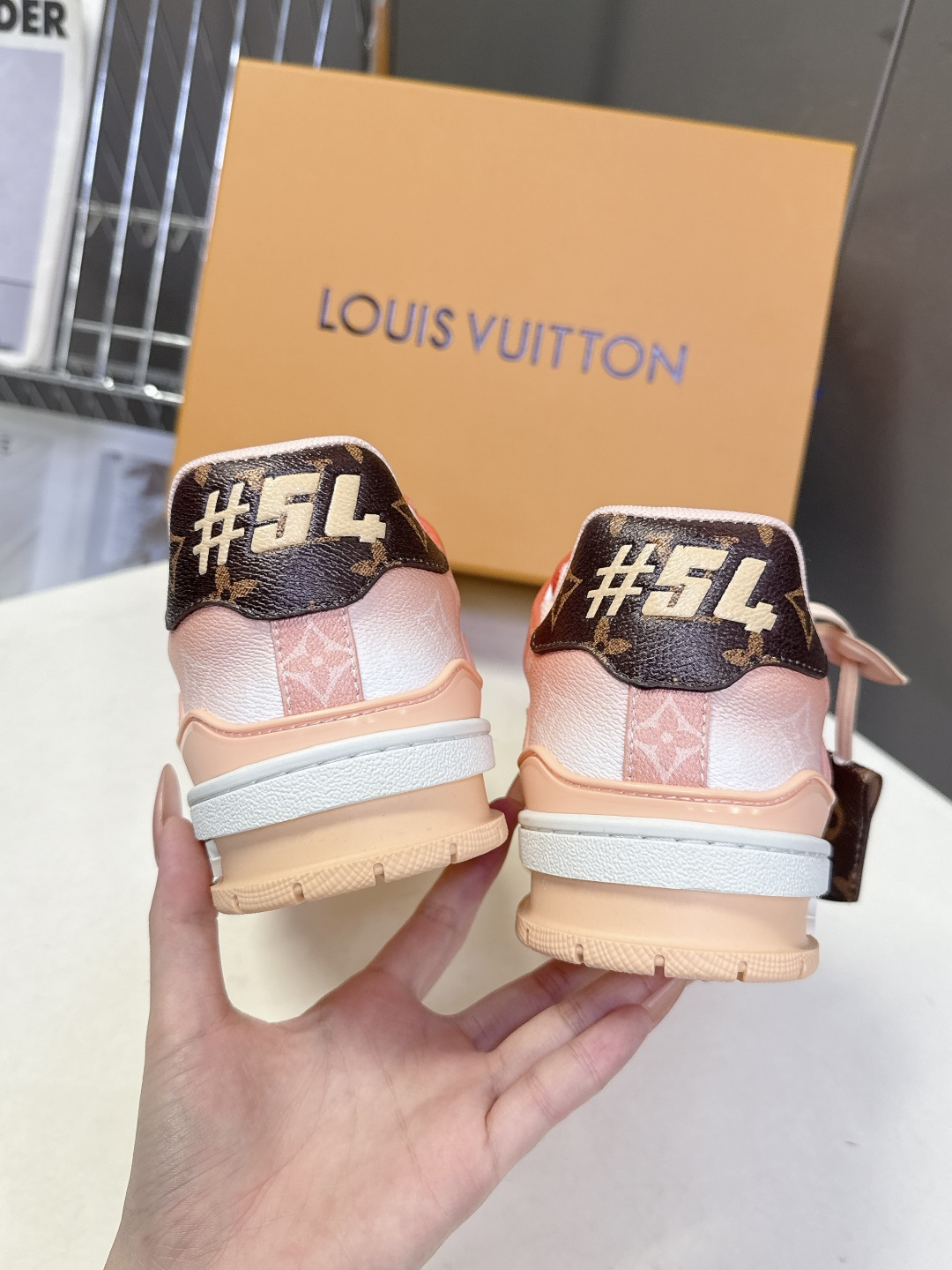Louis Vuitton路易威登经典Trainer 系列运动鞋超多明星网红种草 鞋身以复古篮球鞋为灵感