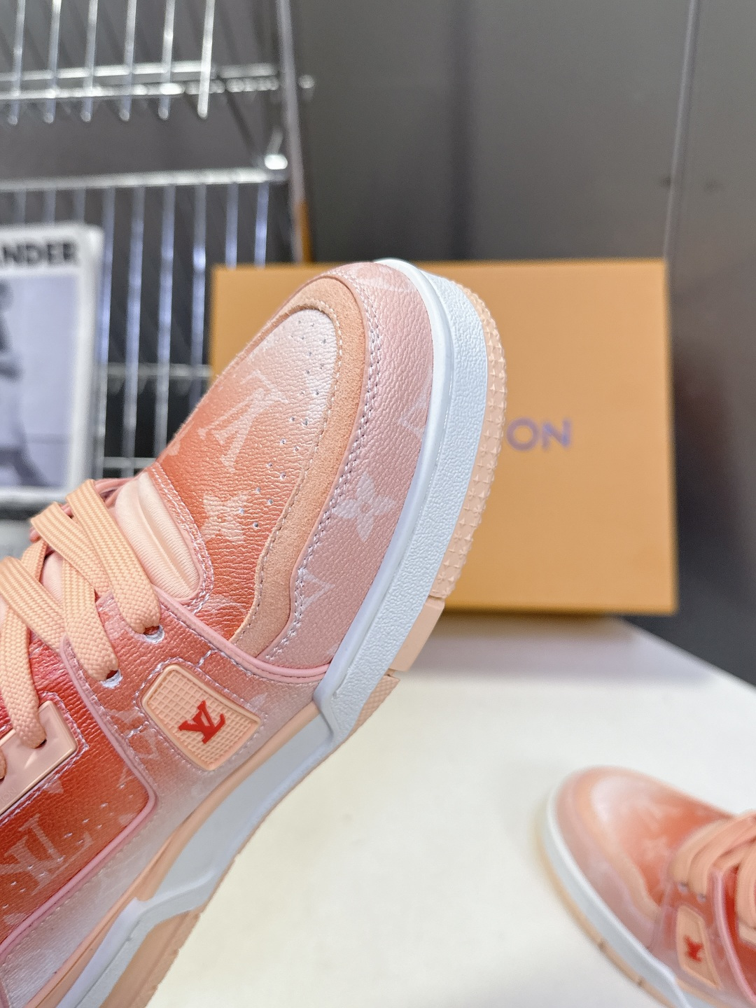 Louis Vuitton路易威登经典Trainer 系列运动鞋超多明星网红种草 鞋身以复古篮球鞋为灵感