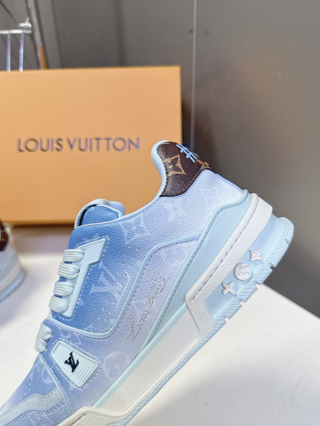 Louis Vuitton路易威登经典Trainer 系列运动鞋超多明星网红种草 鞋身以复古篮球鞋为灵感