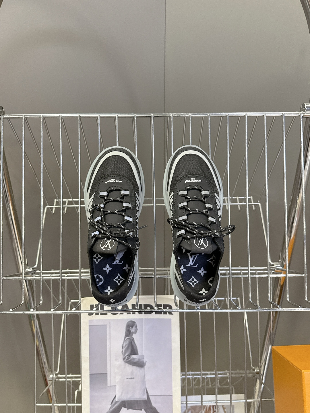 路易威登LOUIS VUITTON春夏最新款网面半透明休闲运动鞋超多明星网红种草 鞋舌的LV圆形标识 鞋