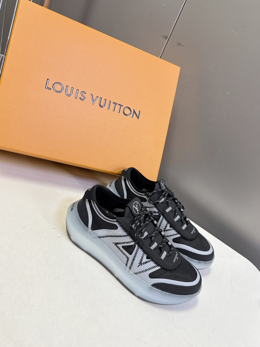 Louis Vuitton 路易威登LOUIS VUITTON春夏最新款网面半透明休闲运动鞋