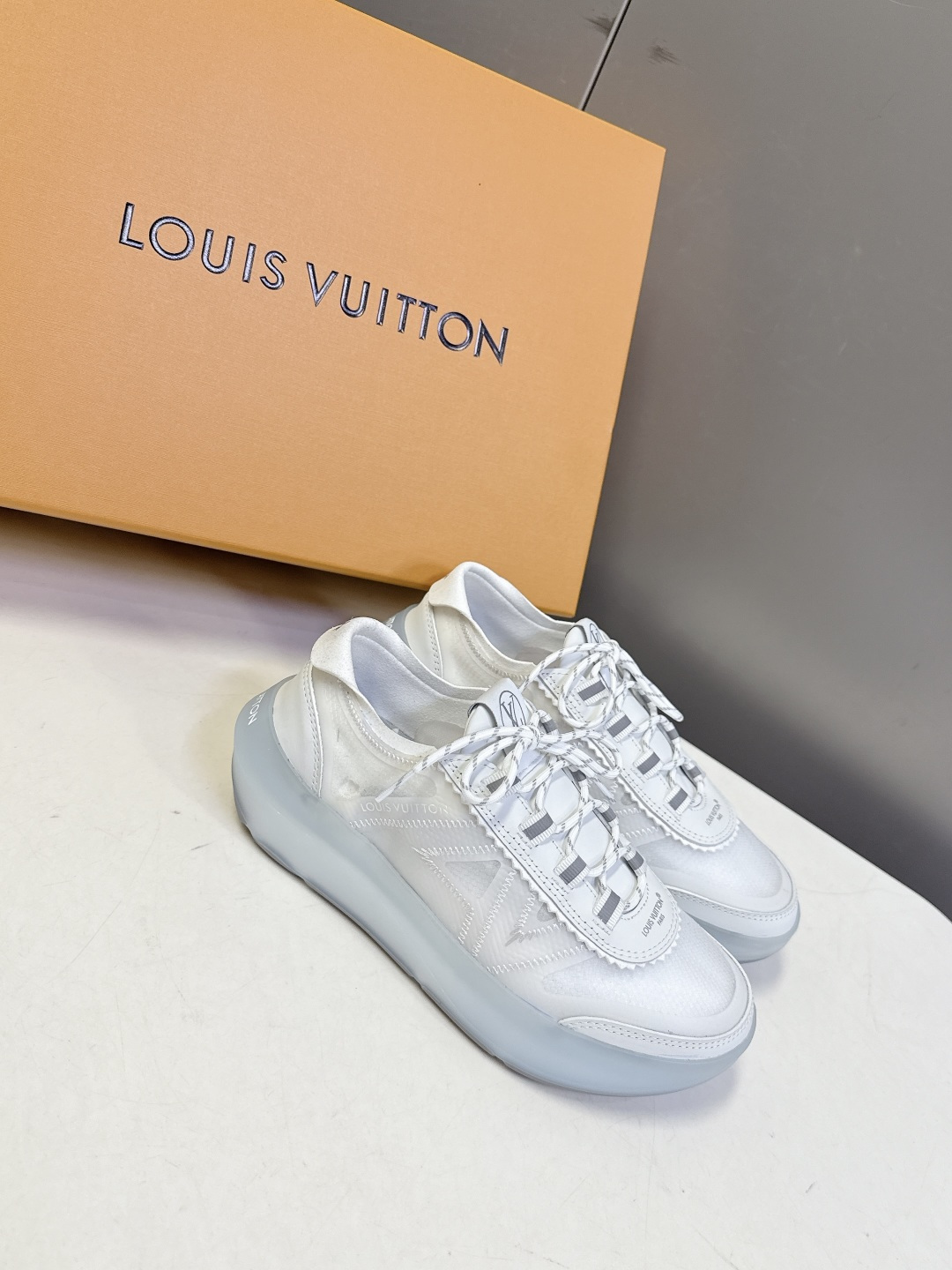 Louis Vuitton 路易威登LOUIS VUITTON春夏最新款网面半透明休闲运动鞋