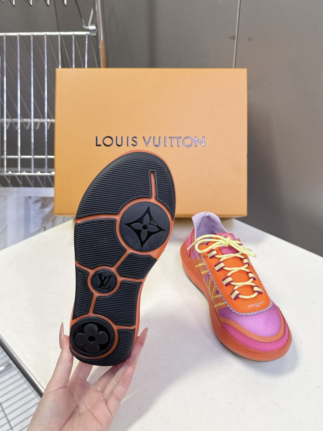 路易威登LOUIS VUITTON春夏最新款网面半透明休闲运动鞋超多明星网红种草 鞋舌的LV圆形标识 鞋