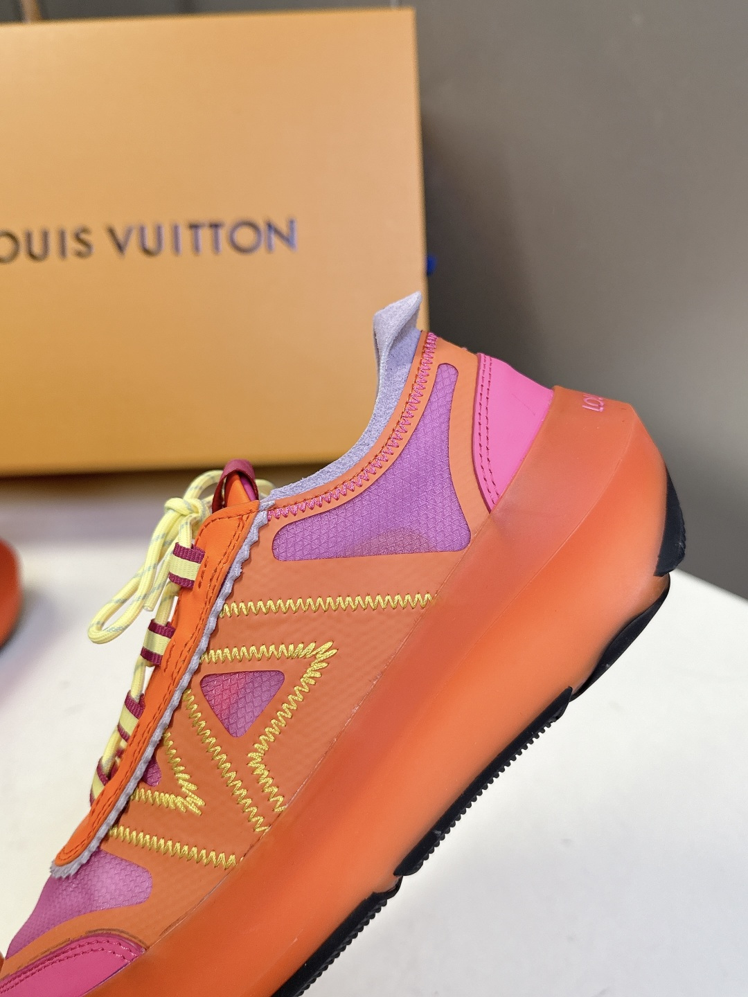 路易威登LOUIS VUITTON春夏最新款网面半透明休闲运动鞋超多明星网红种草 鞋舌的LV圆形标识 鞋