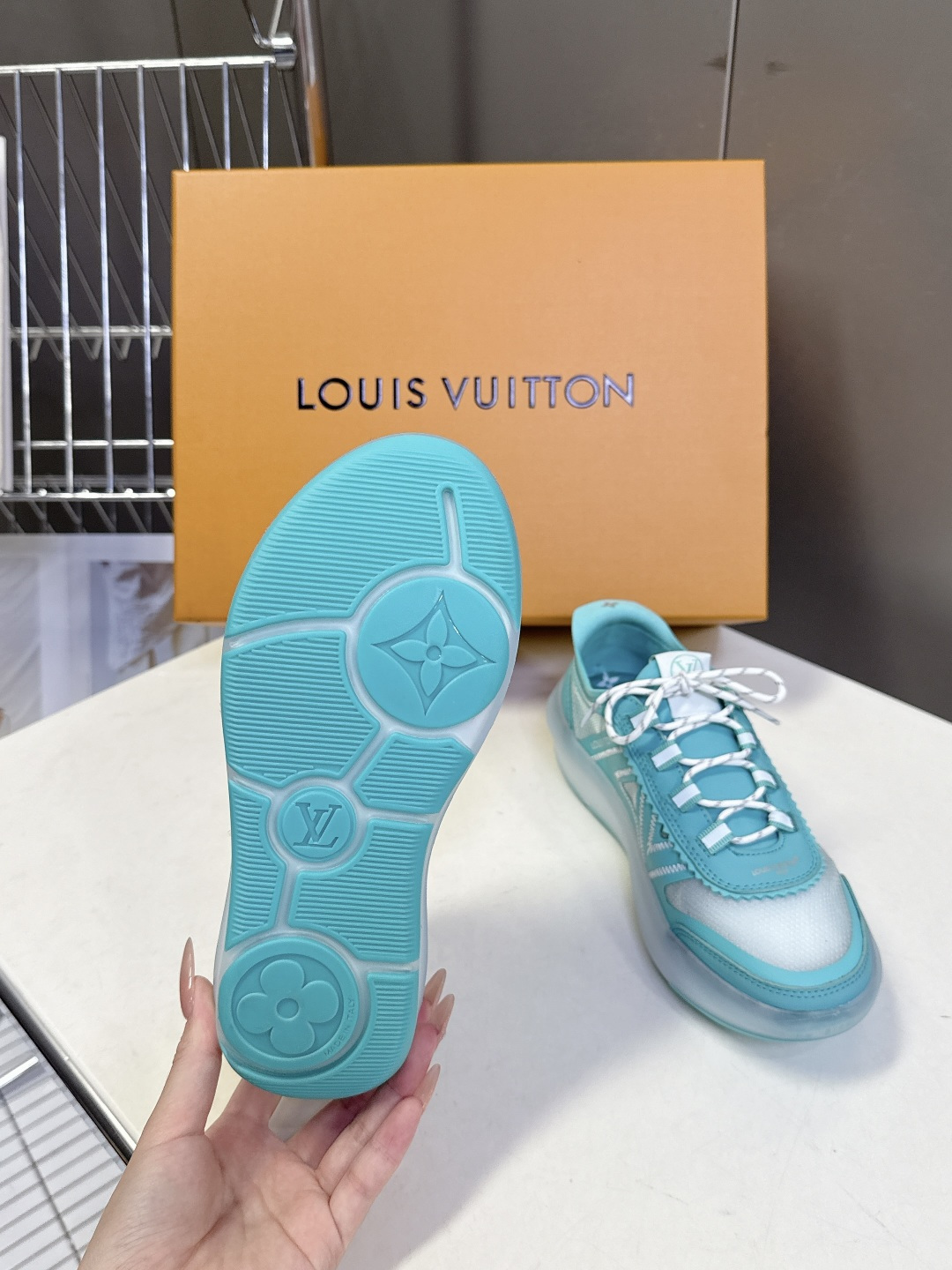 路易威登LOUIS VUITTON春夏最新款网面半透明休闲运动鞋超多明星网红种草 鞋舌的LV圆形标识 鞋