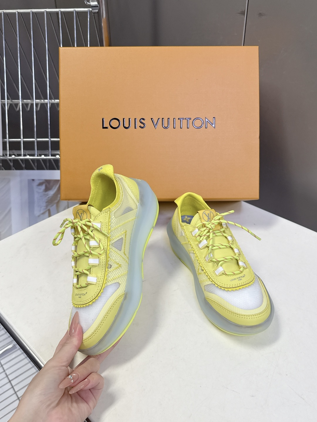 Louis Vuitton 路易威登LOUIS VUITTON春夏最新款网面半透明休闲运动鞋