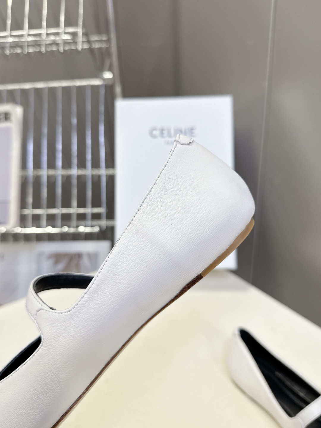 CELINE思琳春夏最新款玛丽珍芭蕾平底鞋超多明星网红种草 玛丽珍带搭配鞋头标志性的Triomphe凯旋