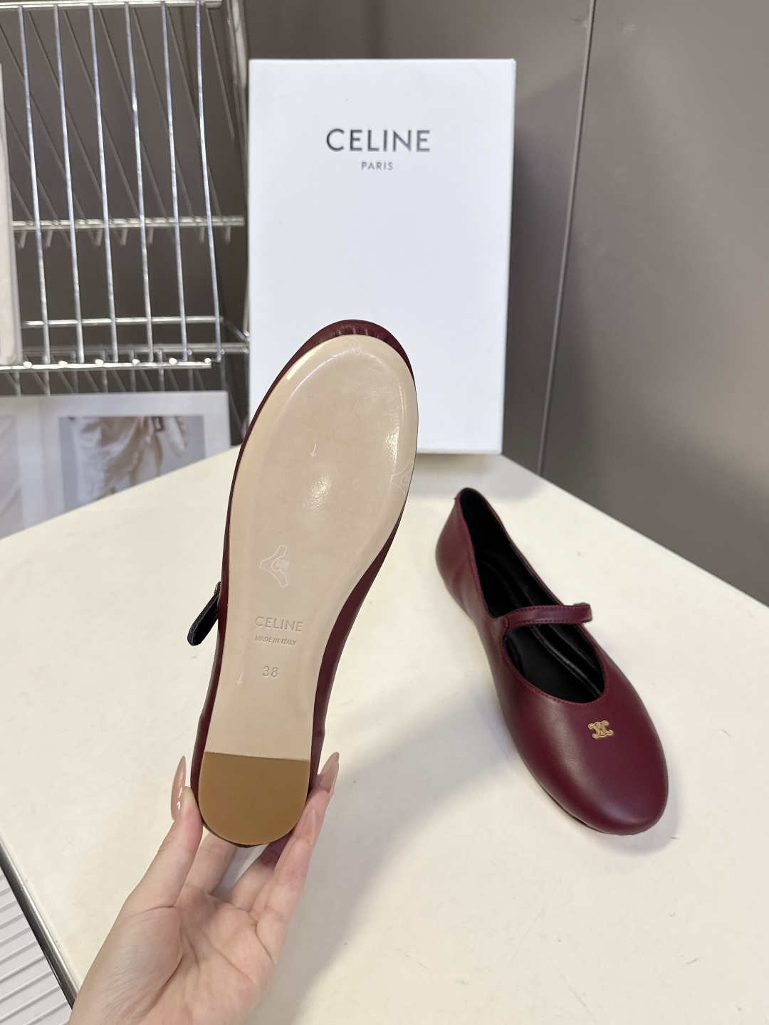 CELINE思琳春夏最新款玛丽珍芭蕾平底鞋超多明星网红种草 玛丽珍带搭配鞋头标志性的Triomphe凯旋