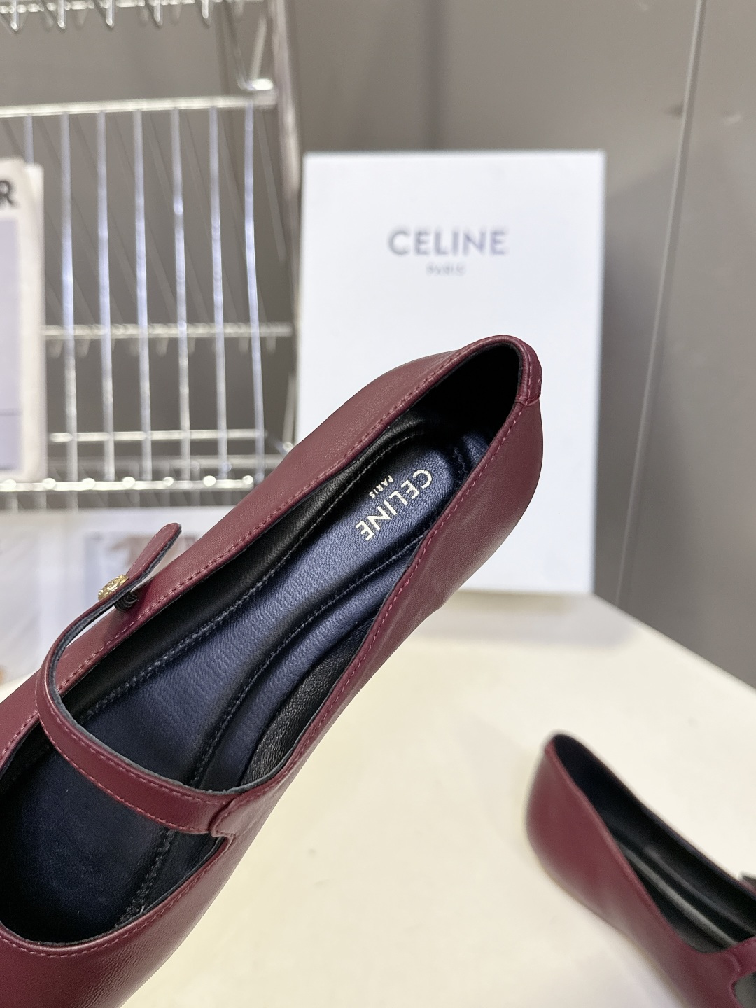 CELINE思琳春夏最新款玛丽珍芭蕾平底鞋超多明星网红种草 玛丽珍带搭配鞋头标志性的Triomphe凯旋