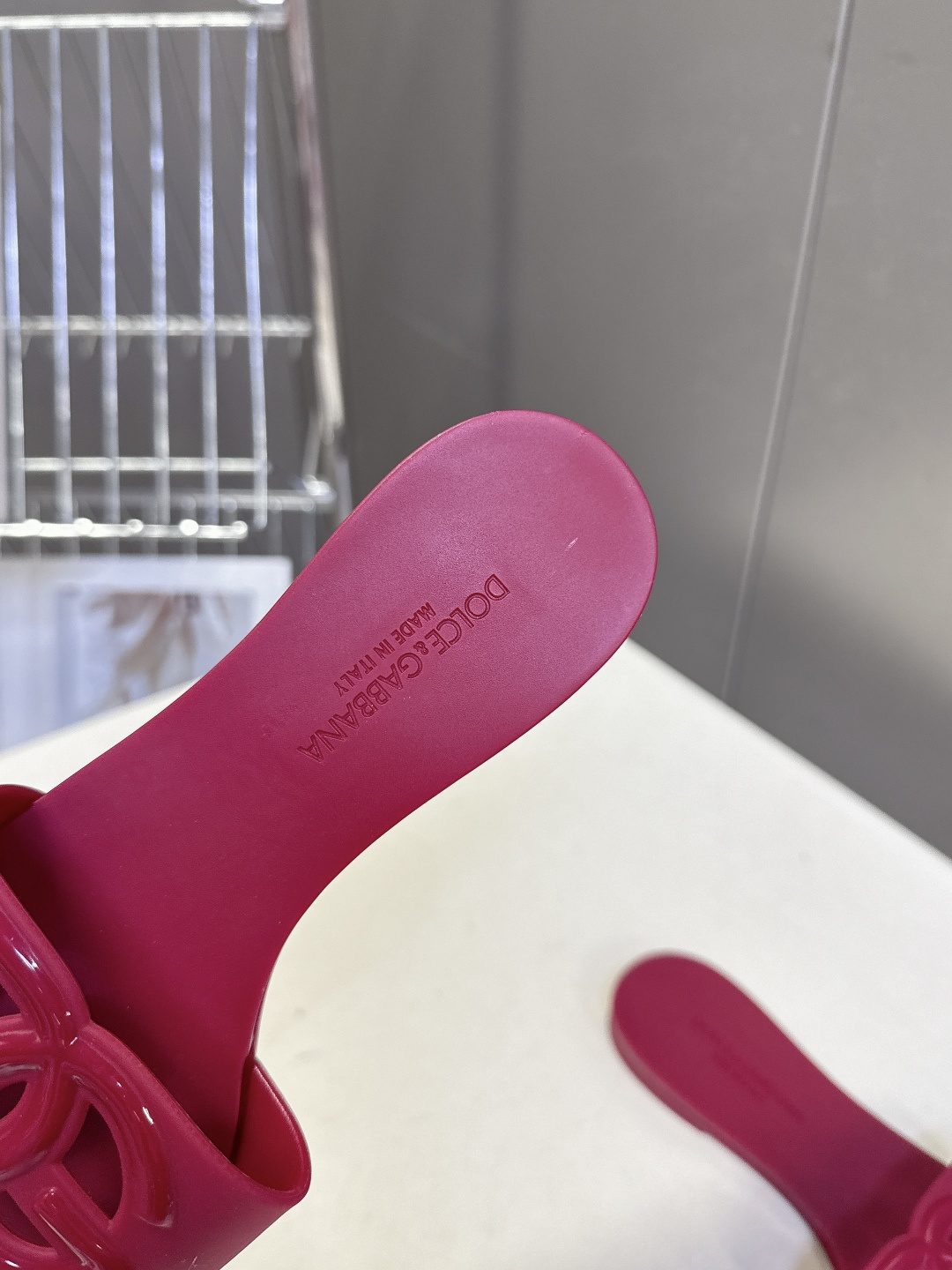Dolce & Gabbana杜嘉班纳春夏最新款果冻凉拖超多明星网红种草 鞋面上的镂空立体DG字母标识 