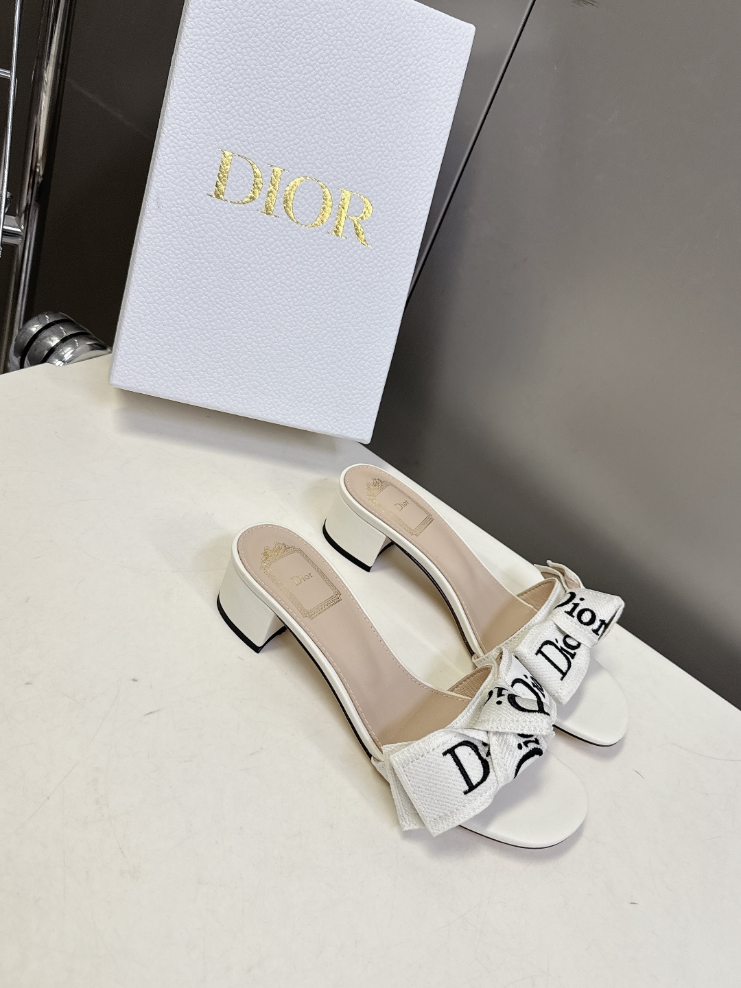 Dior 迪奥Dior春夏最新款蝴蝶结粗跟凉拖