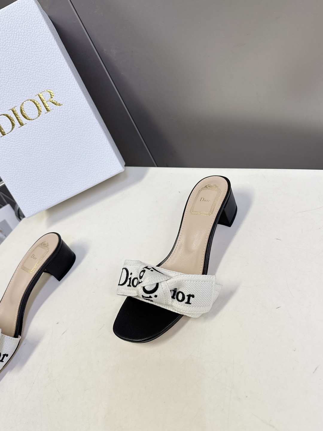 Dior 迪奥Dior春夏最新款蝴蝶结粗跟凉拖