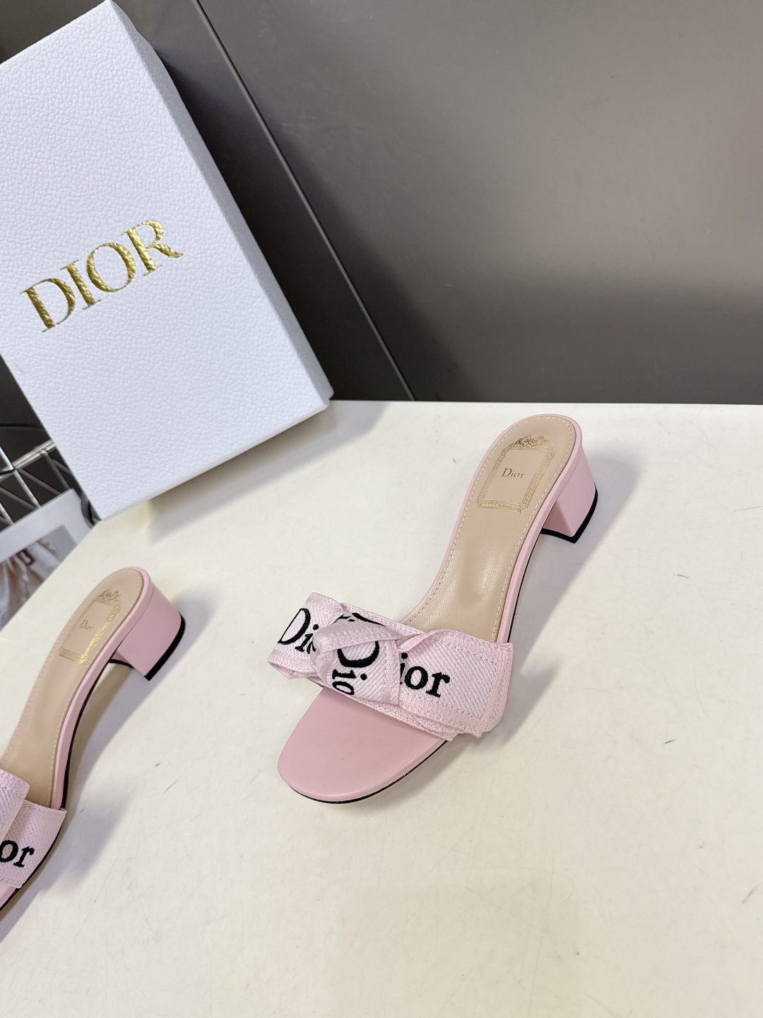 Dior 迪奥Dior春夏最新款蝴蝶结粗跟凉拖