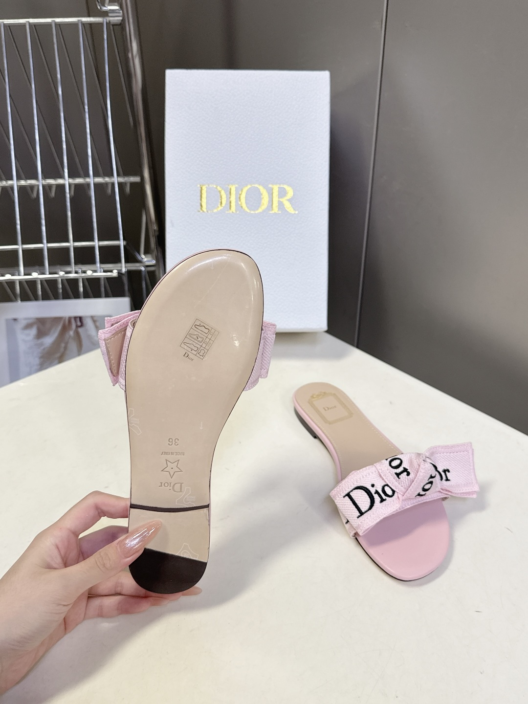 迪奥Dior春夏最新款蝴蝶结平底凉拖超多明星网红种草 鞋面上的帆布织带印满了品牌标志性的「Dior」字母