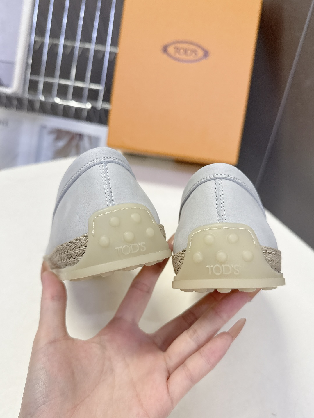 TOD'S托德斯春夏最新款的草编底乐福鞋超多明星网红种草 鞋底边缘采用拉菲草编织工艺 自带度假感和松弛感
