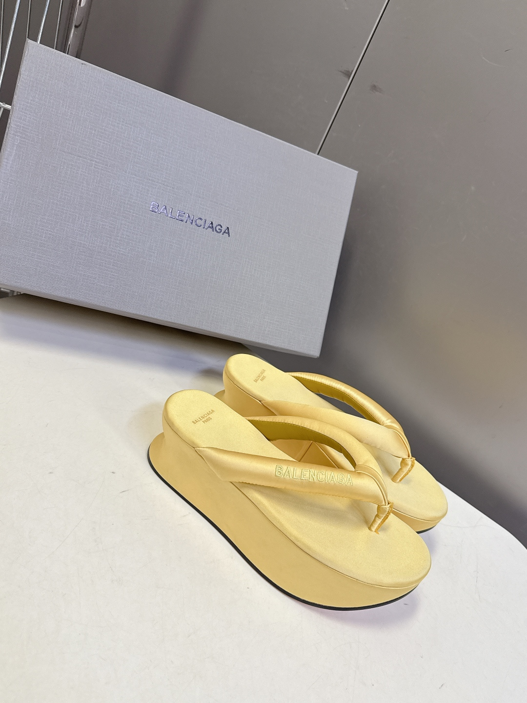 Balenciaga 巴黎世家Balenciaga春夏最新款厚底缎面丝绸厚底人字拖