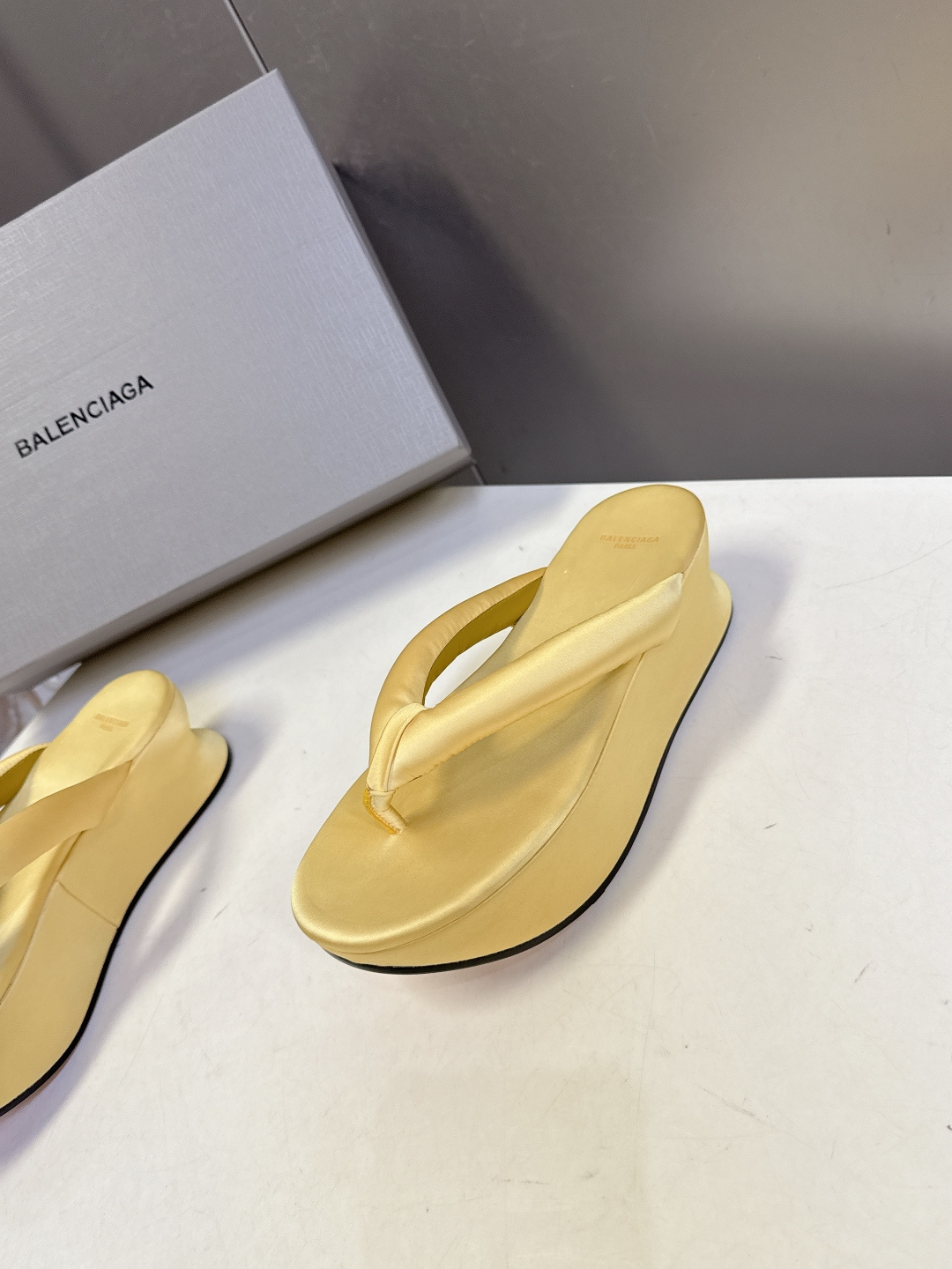 Balenciaga 巴黎世家Balenciaga春夏最新款厚底缎面丝绸厚底人字拖